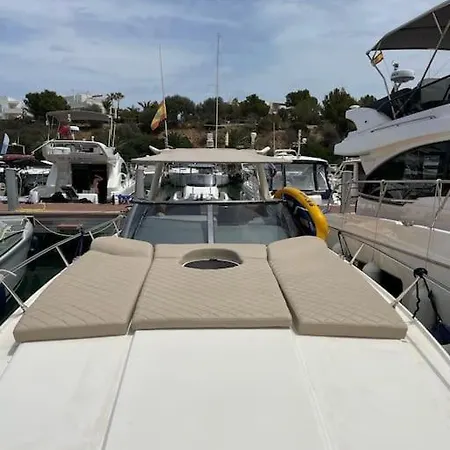 Botel Mecido Por Olas